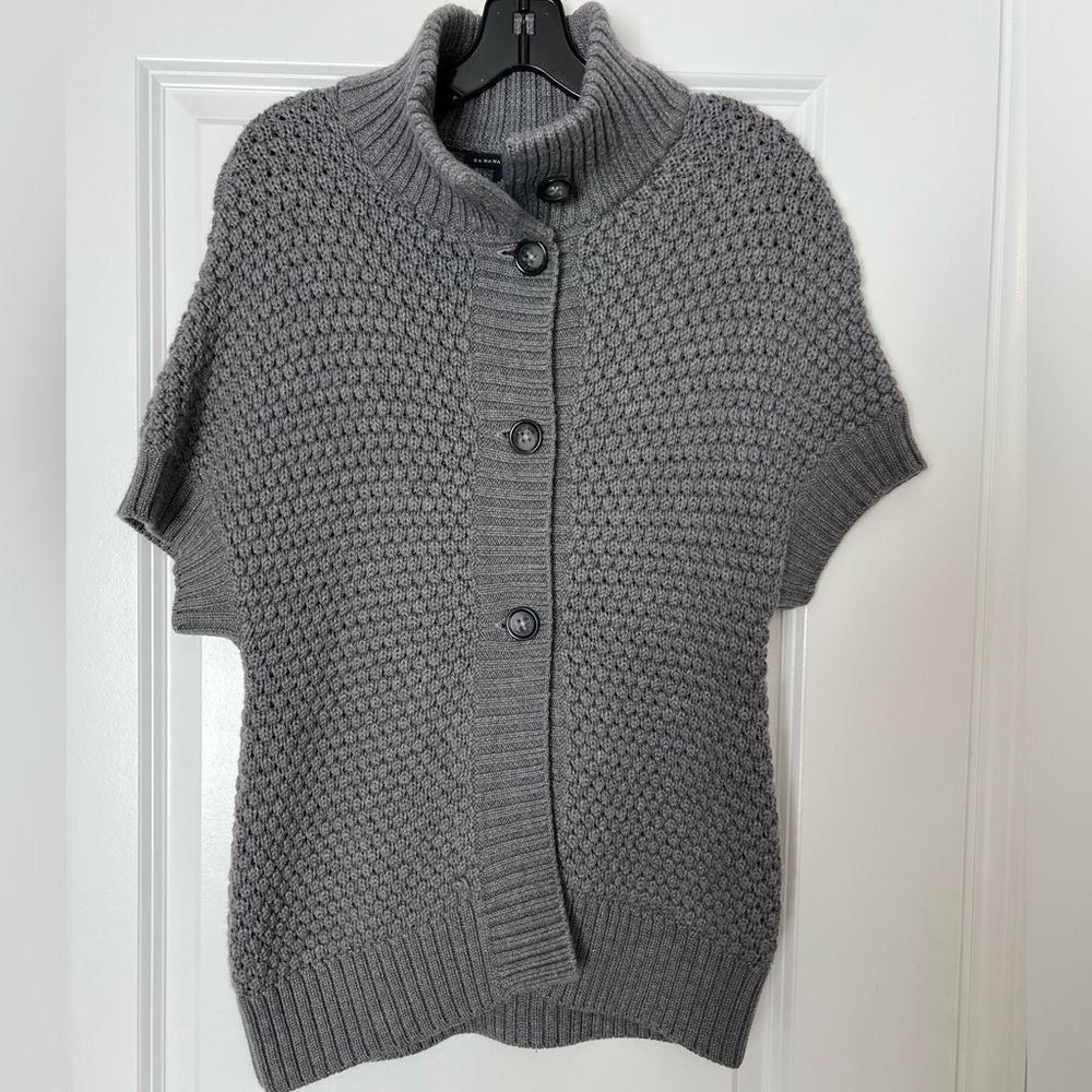 BANANA REPUBLIC Wool Grey Knit Short Sleeve Button Sweater Sz M